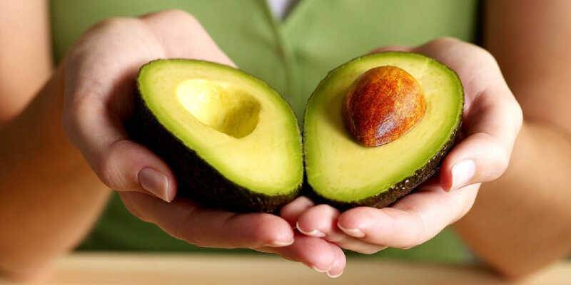 Có thể dùng hạt bơ ở dạng bột hoặc luộc chín