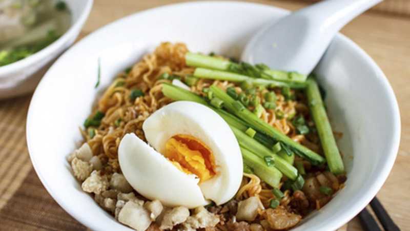 Thêm thịt, trứng, cá, tôm hoặc các loại rau củ khác để tăng thêm độ dinh dưỡng và hương vị