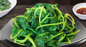 Khi ăn rau luộc cơ thể sẽ nhận được đa dạng các loại vitamin và khoáng chất 