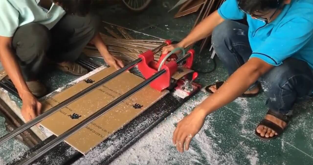 Cắt mica bằng máy cưa tay