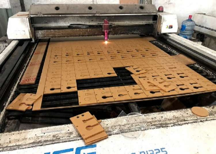 Cắt mica bằng máy cắt laser khổ lớn giá rẻ