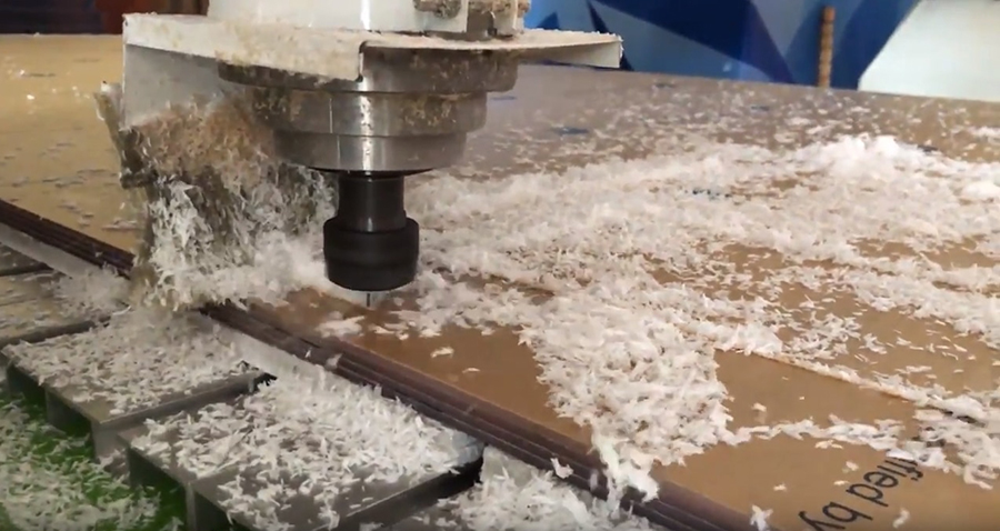 Cắt mica bằng máy cắt cnc