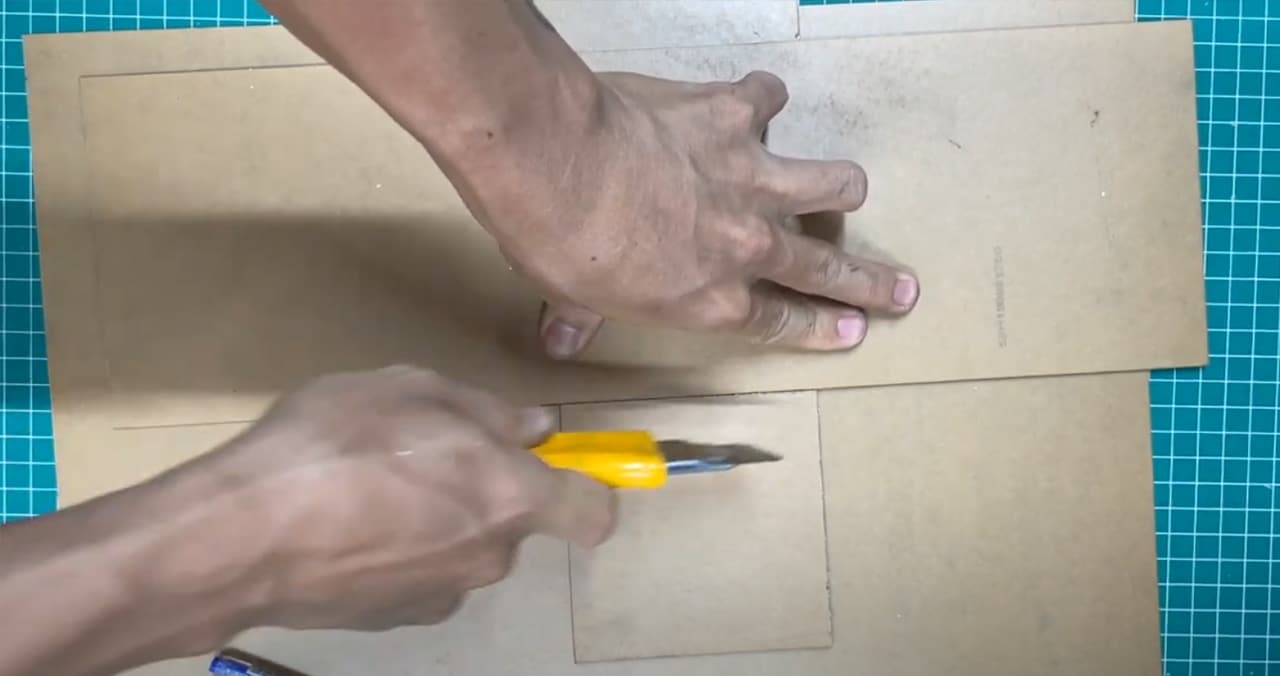 Cắt mica bằng dao cắt mica chuyên dụng