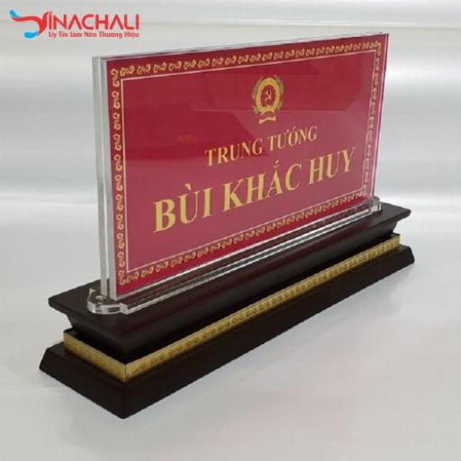 Biển chức danh mica đế gỗ với kích thước phù hợp với mọi không gian
