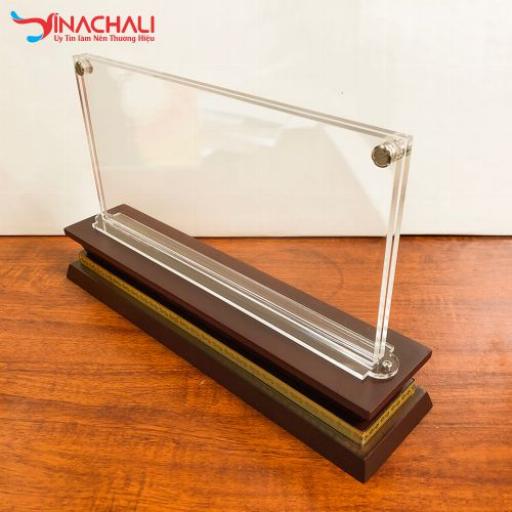 Biển chức danh mica đế gỗ trong suốt sang trọng