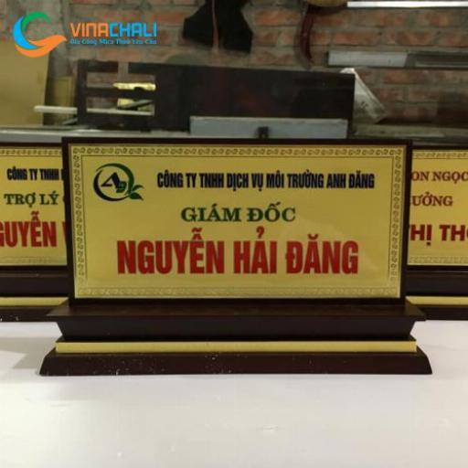 Gia công biển chức danh tam giác mica