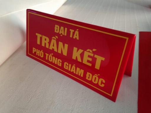 Ưu điểm nổi bật của biển chức danh mica
